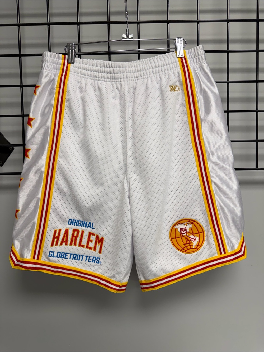 HARLEM GLOBETROTTERS BASKETBALL SHORT - WHITE - OVO